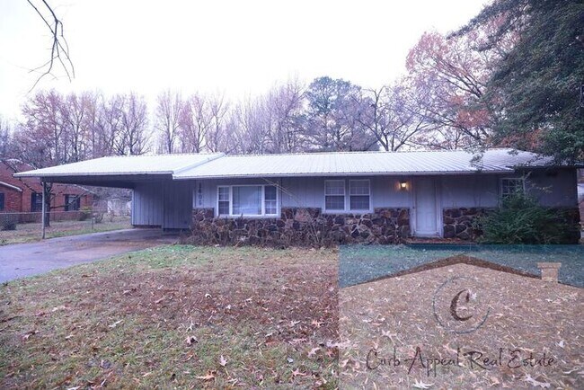 Foto del edificio - Recently renovated 3 bed, 1 bath house - includes workshop (electricity & bath), storage shed & f...