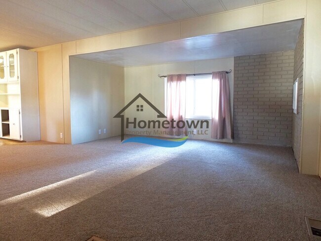 Building Photo - Updated 2 Bed 2 Bath Mobile with Huge Cove...