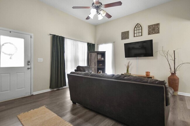 Foto del edificio - Pet Friendly Three Bedroom!