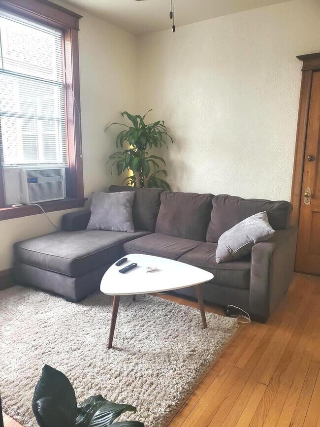 Foto del edificio - 2829 W Fullerton Ave