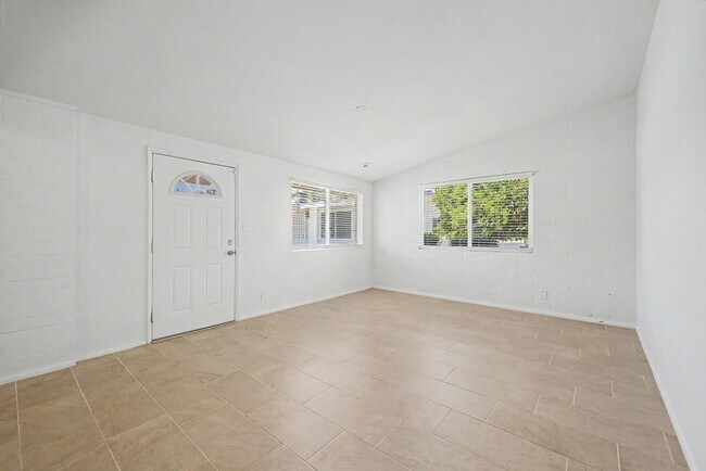 Building Photo - 10606 W Oakmont Dr