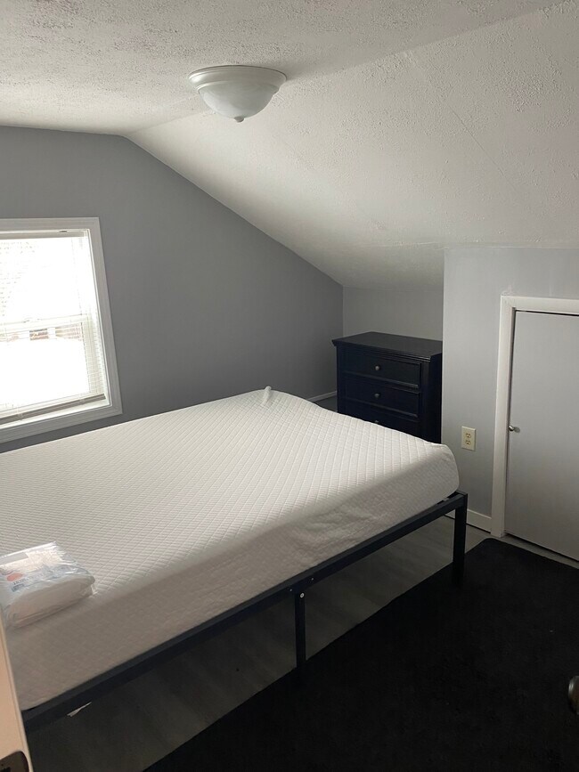 Colchón nuevo - 1200 Front St