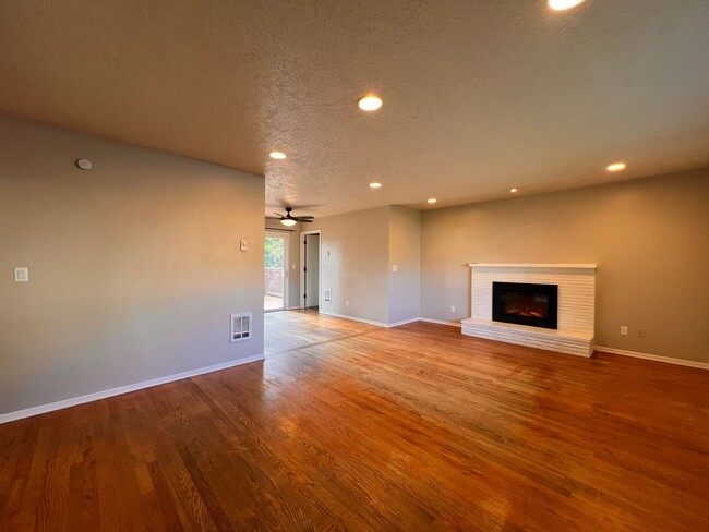 Building Photo - MOVE IN SPECIAL! Hazel Dell Daylight Ranch...