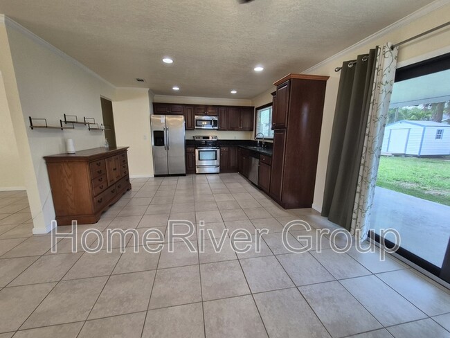 Foto del edificio - 143 SW Tulip Blvd