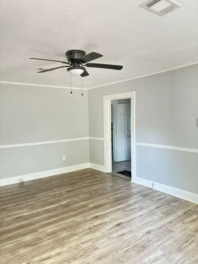 Building Photo - 3871 Northview Dr