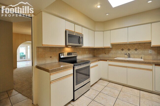Building Photo - Spanish style Townhome in the Foothills