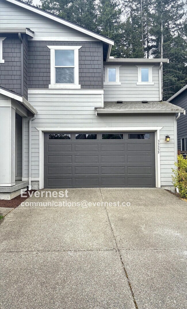 Foto del edificio - Gorgeous 4-Bedroom Home with Modern Comfor...