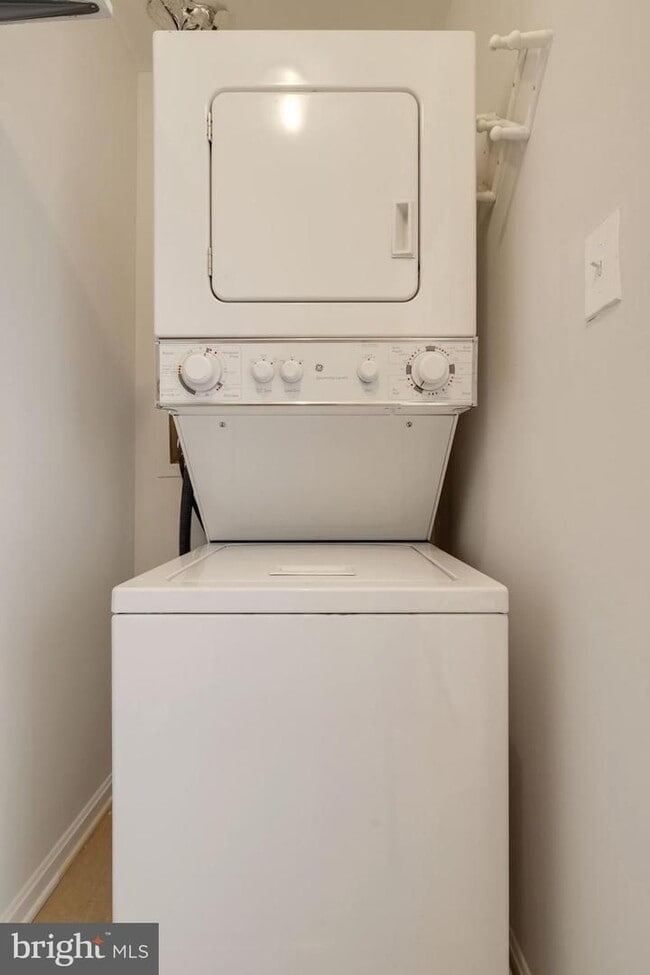 Building Photo - Gorgeous 2 Bedroom 2.5 Bath in Chevy Chase