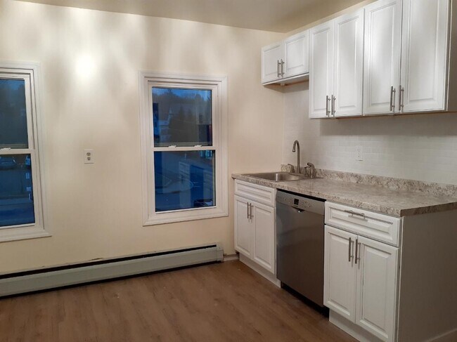 Cocina - 610 Pawling Ave