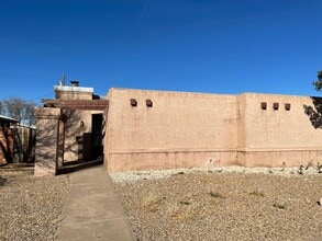 Building Photo - 1005 Ivy Dr