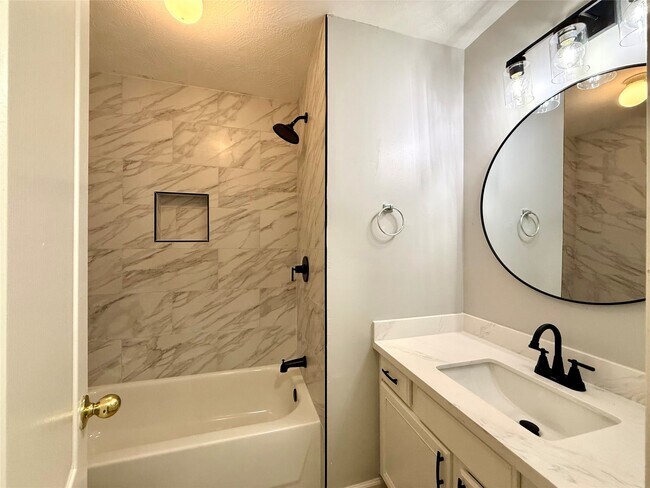 Foto del edificio - 5223 Mountain Forest Dr