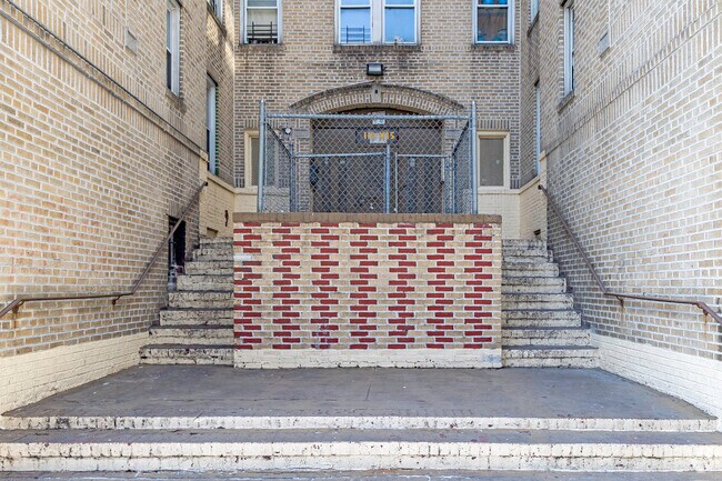 Entrance - 1113-1115 Sheridan Ave