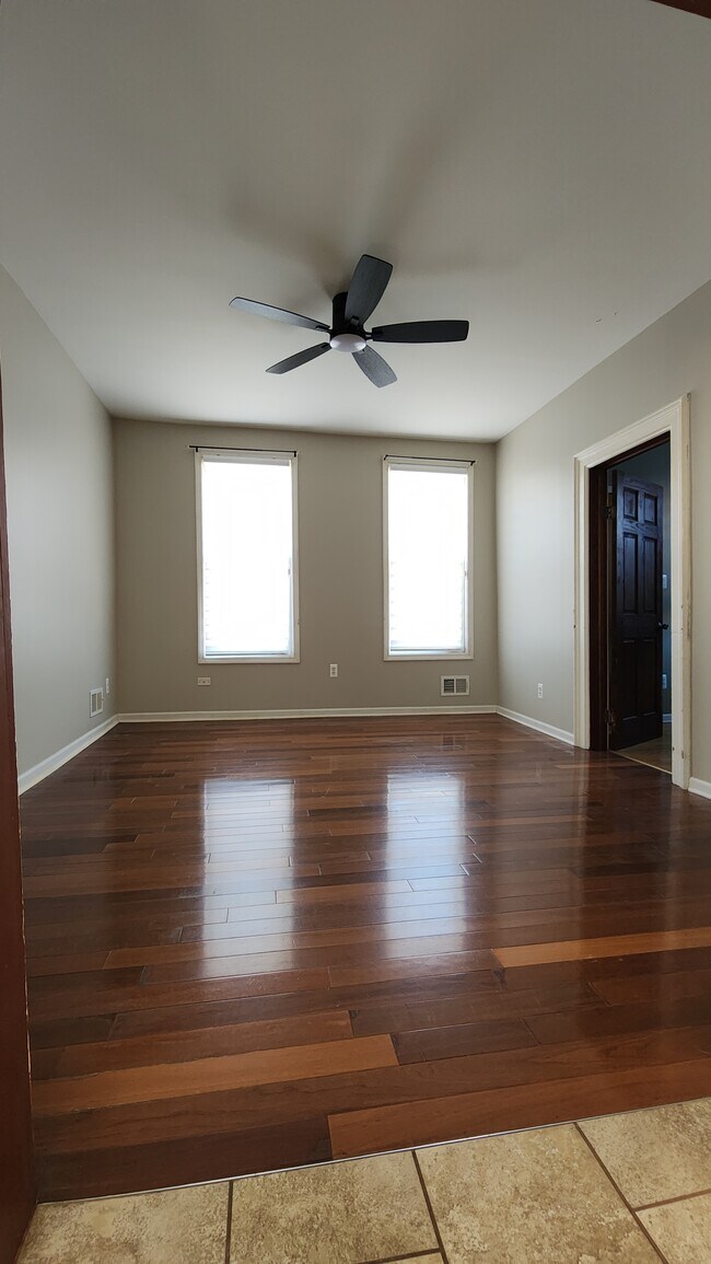 Living room - 3304 S May St