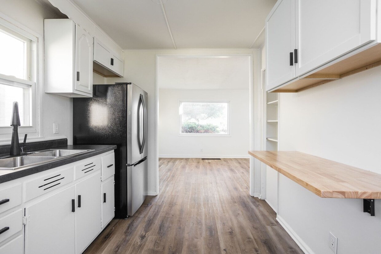 Newly Renovated 2 bed 1 bath unit. - Newly Renovated 2 bed 1 bath unit.