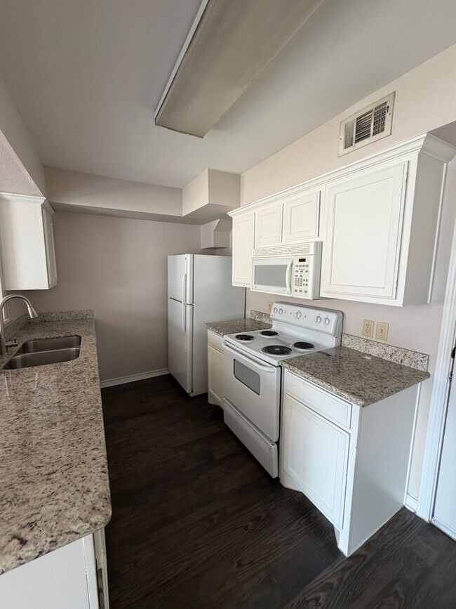 Building Photo - 2531 Pascal Ct