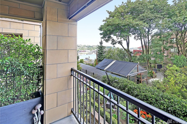 balcony - 745 Bellevue Ave E