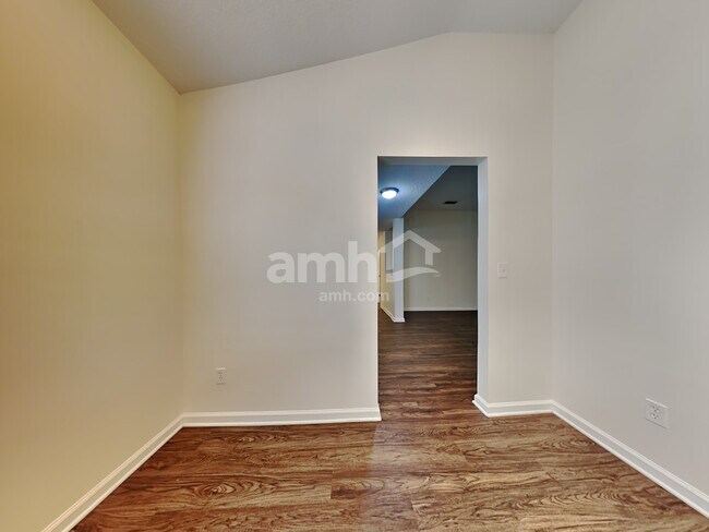Foto del edificio - 587 Arborwood Dr