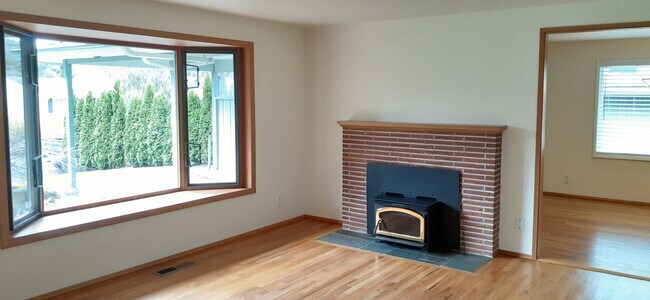 Building Photo - 15632 SE 11th St