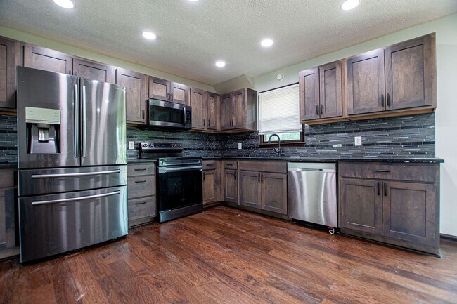 Foto del edificio - SPACIOUS 3 Bedroom / 2.5 Bath off 120th an...