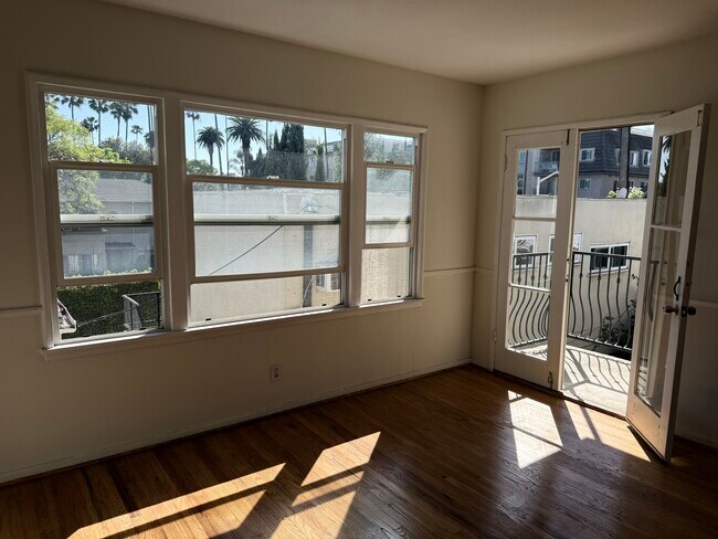 Foto del edificio - 408 N Doheny Dr