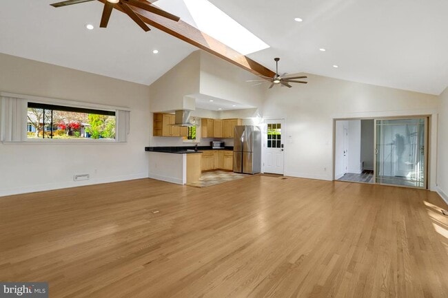 Building Photo - 6120 Beachway Dr