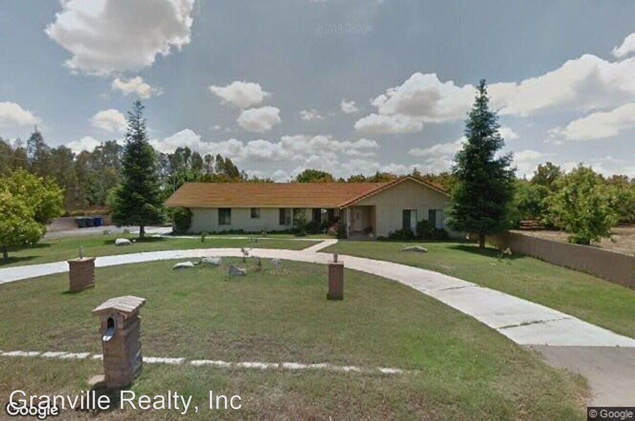 Primary Photo - 3 br, 2.5 bath House - 2780 Nees Ave