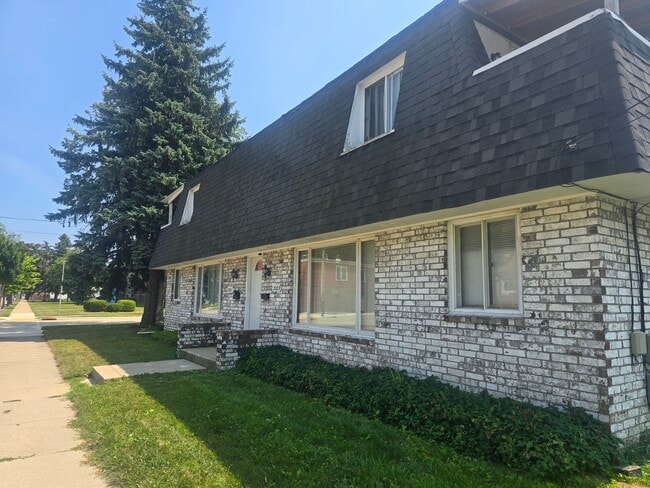 Front of building with sideyard - 1001 Romayne Ave