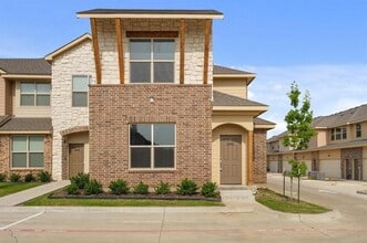 Building Photo - 3600 Aaron Pl