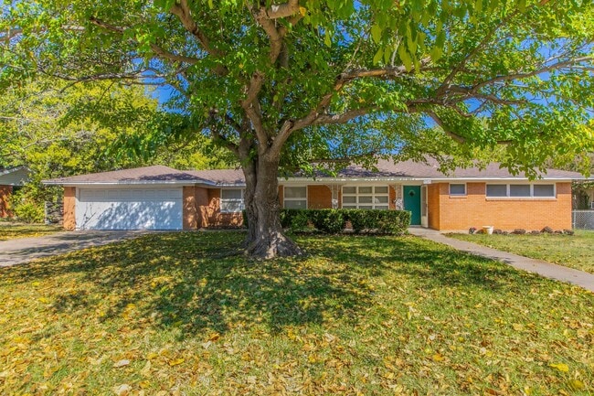 Stylish & Spacious 3-Bed Home - Stylish & Spacious 3-Bed Home