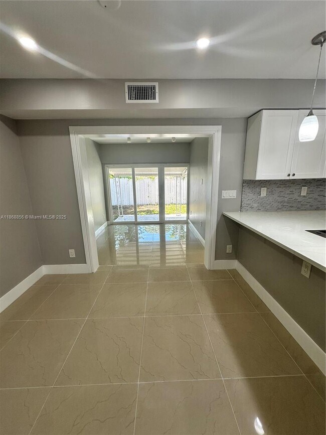 Foto del edificio - 8003 NW 70th Ave