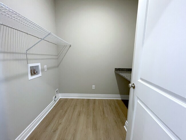 Lavandería en el primer piso (electrodomésticos incluidos) - 4286 Tisbury Ln