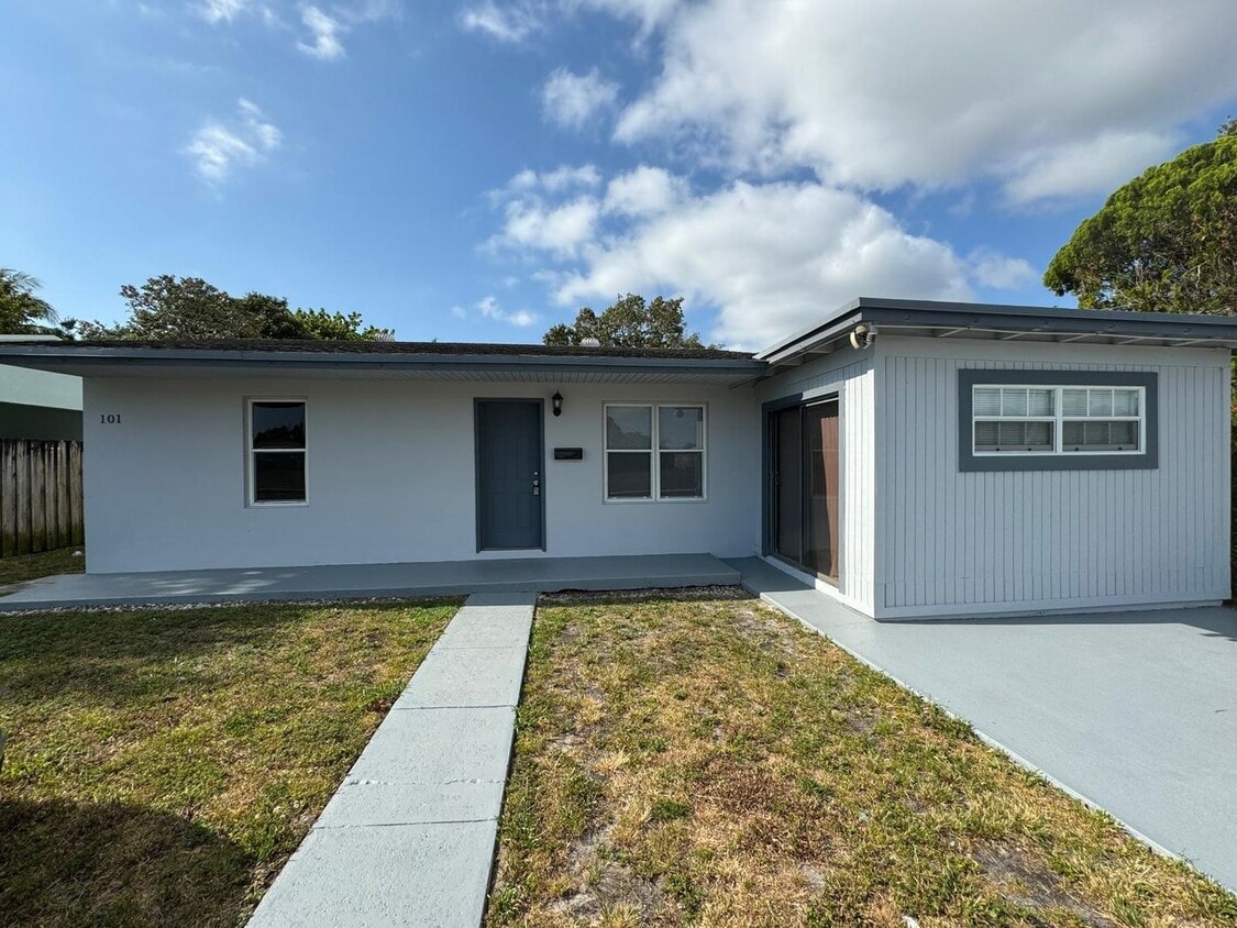 Foto principal - Spacious 4BR Home | Private Yard | Great L...