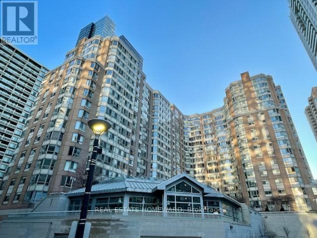 Building Photo - 711 Bay St.