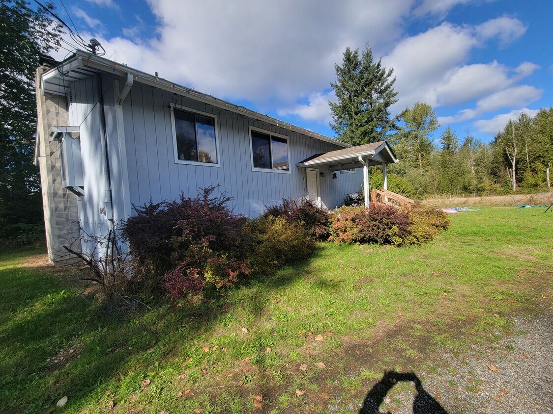 Primary Photo - 3 bedroom home on with huge yard and 2760s...