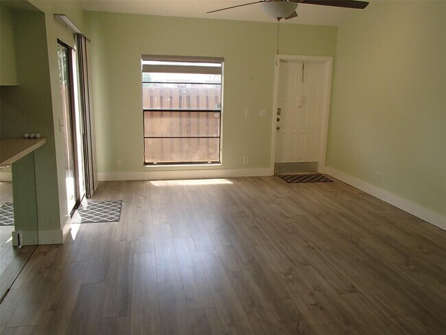 Foto del edificio - 8113 SW 24th St
