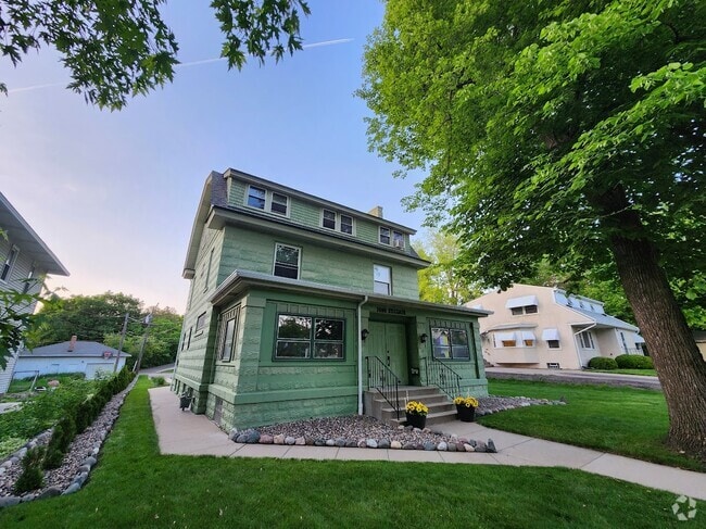 Building Photo - 1699 Saint Clair Ave