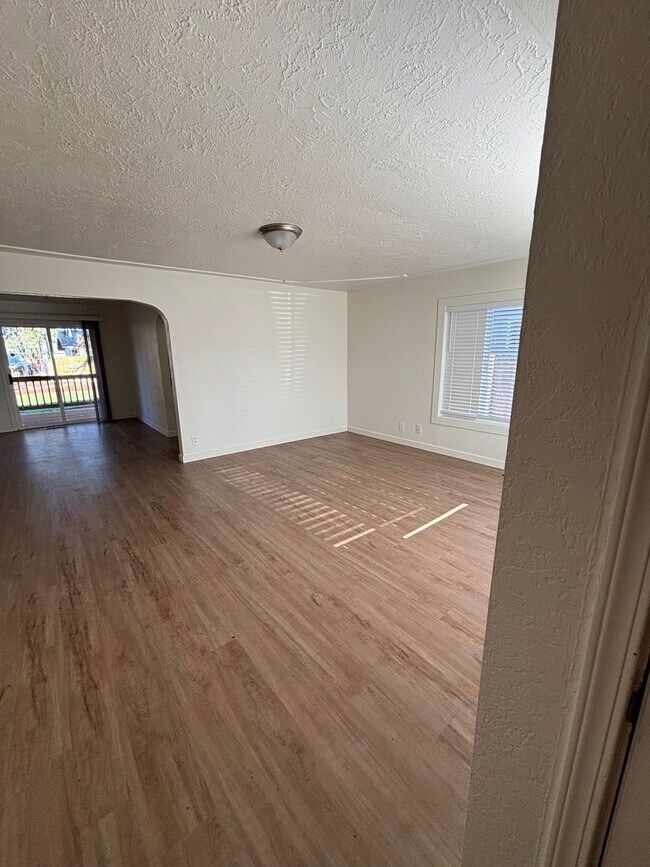 Building Photo - Adorable Renovated Single Family Home READY NOW