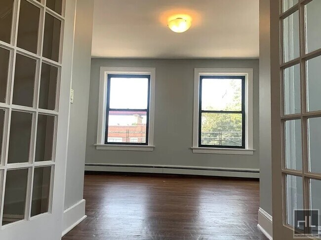 Building Photo - Huge renovated 3 bedroom apartment 24 STRE...