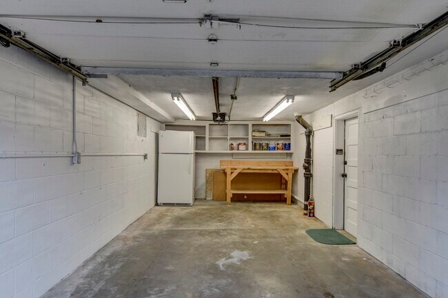 Garaje anexo con amplitud para algunos todoterrenos. - 5210 Rees St