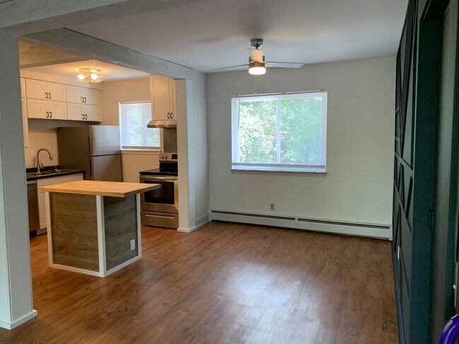 Building Photo - 505 Sandheger Plz