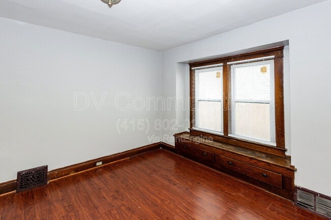 Foto del edificio - 3131 W 58th St