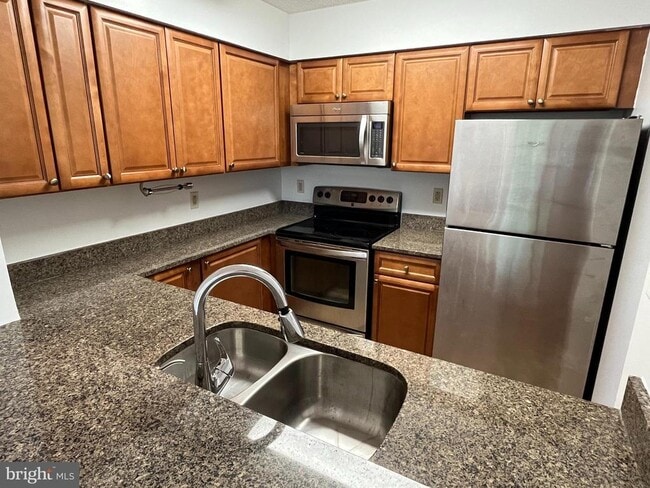 Building Photo - 10101 Grosvenor Pl