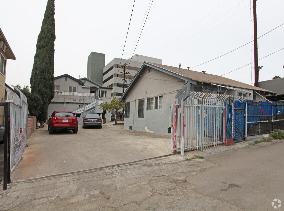 Building Photo - 1428 N Kenmore Ave