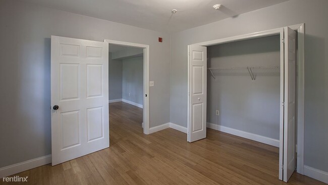 Building Photo - 3 br, 2 bath Triplex - 2 Prospect Hill Str...