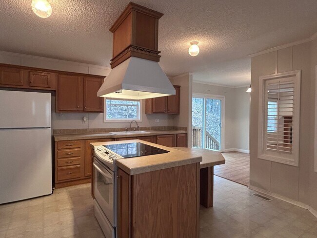 Foto del edificio - Spacious 3BR Sugar Grove Home with Deck, Fenced Yard & Two Bonus Rooms