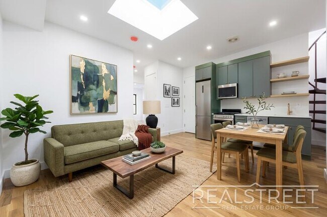 Building Photo - Stunning Penthouse 3 bed 3 Bath with Private Roof & WD in unit and more!