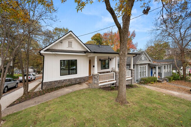 Building Photo - 570 Greenwood Ave NE