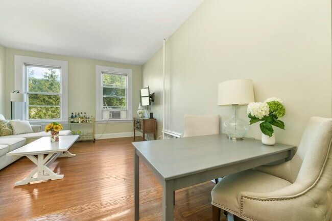 Foto del edificio - 1060 Beacon St