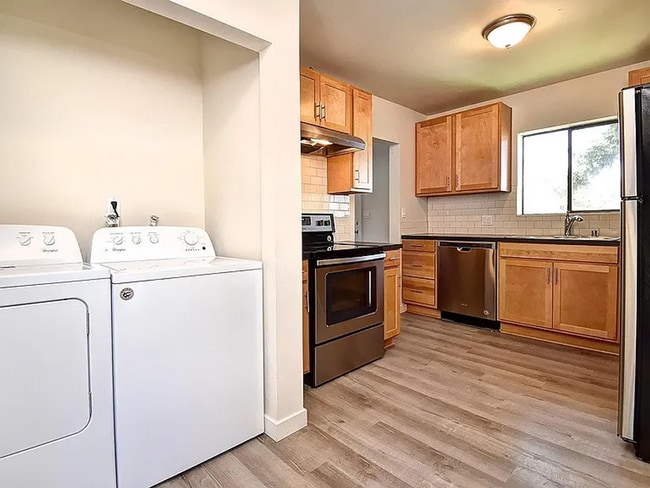 Building Photo - 3 BR / 1 BA in nicely updated duplex in No...