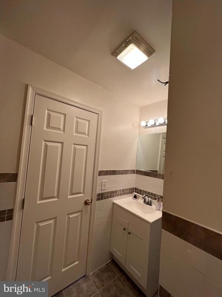 Building Photo - 623 Columbia Ave